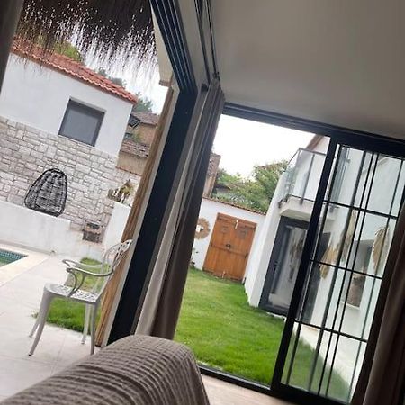 Oezel Havuzlu Kiralik Tas Villa Kusadasi Exterior foto