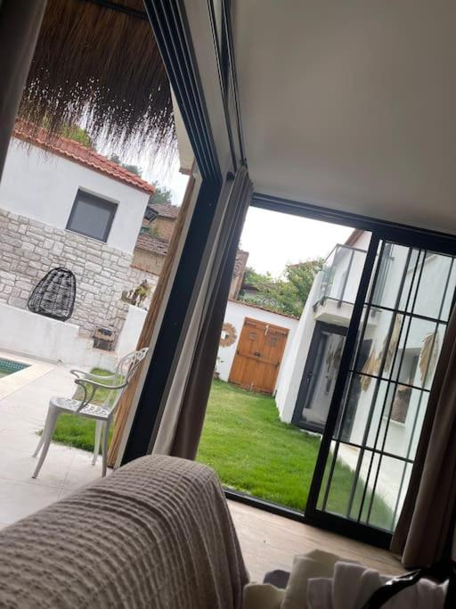 Oezel Havuzlu Kiralik Tas Villa Kusadasi Exterior foto